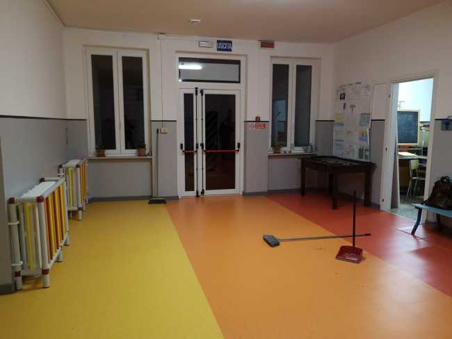 Interno della scuola con pavimento a colori