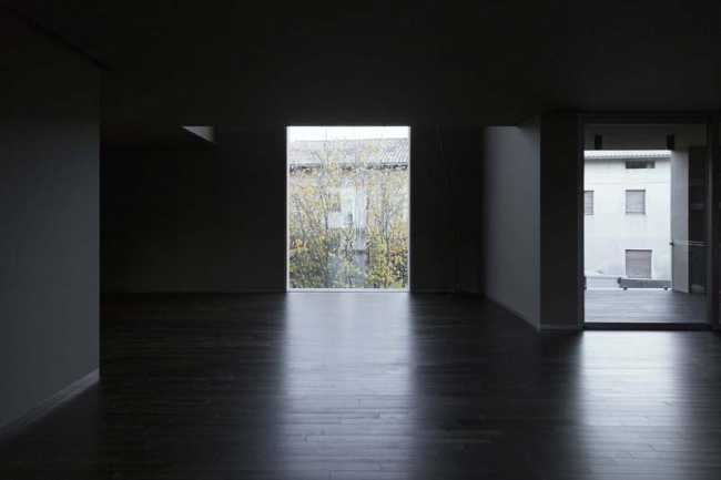 The large windows at full height of the upper area