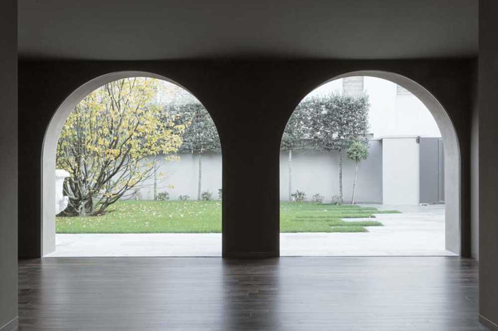 Gli archi e le nuove aperture rettangolari vetrate