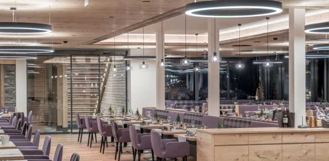 Comedor de un hotel con iluminación interior
