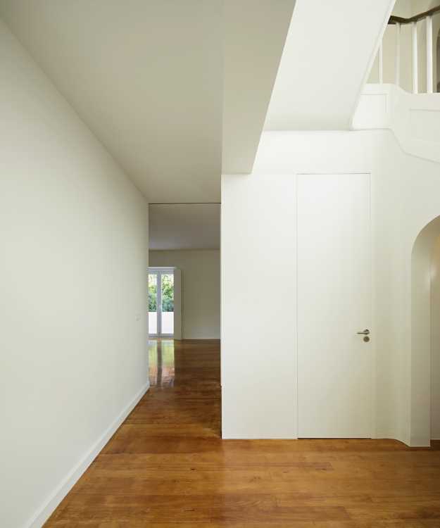 The white walls hide spaces