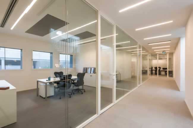 the natural light of large openings merges with artificial light