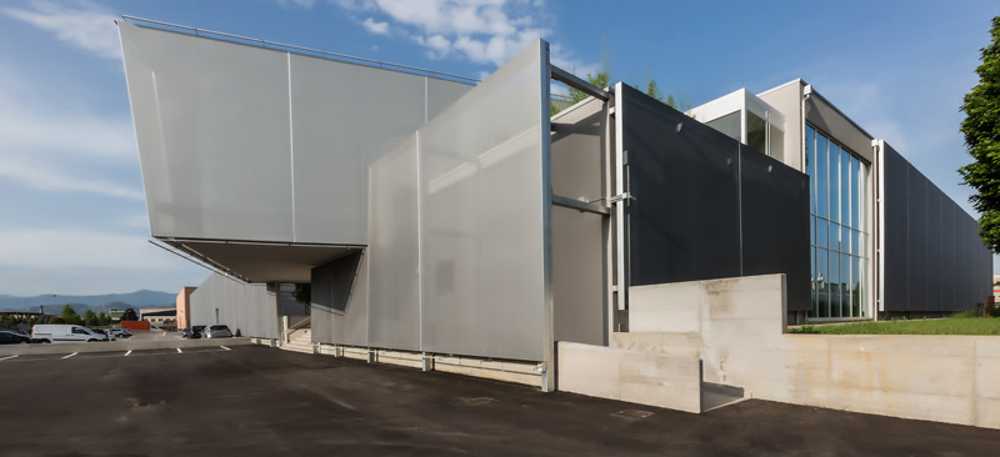 The covering of the main facade