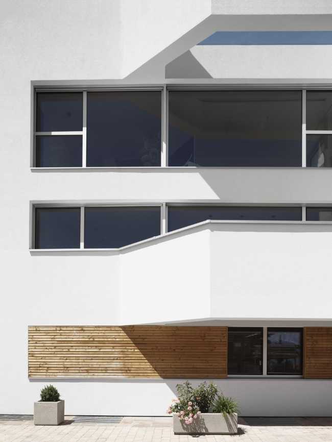 The cantilevered terrace