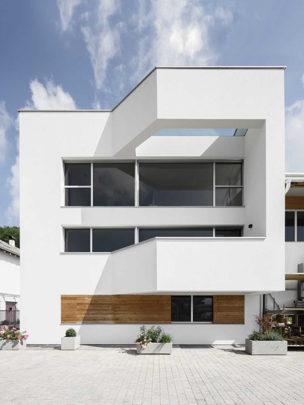 he facade has regular openings