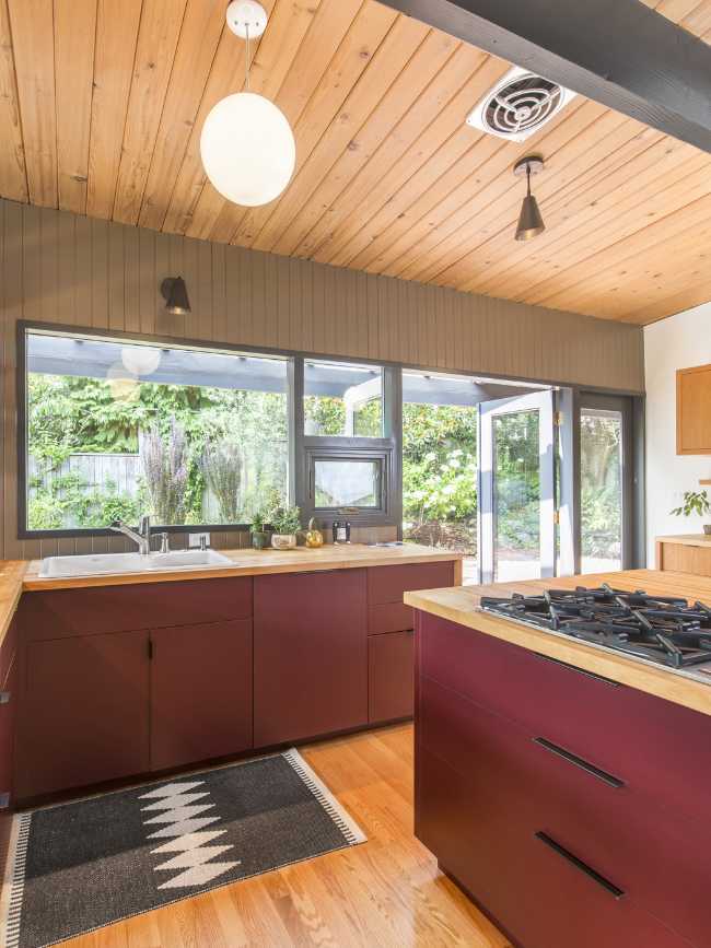 The wooden kitchen opens towards the garden