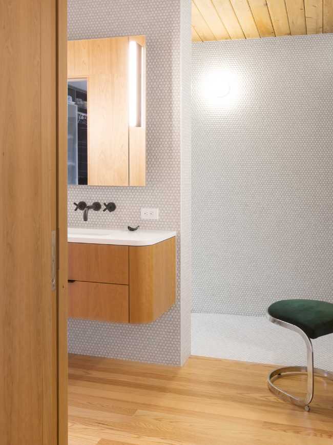 The bathroom with the wooden floor and the mosaic covering