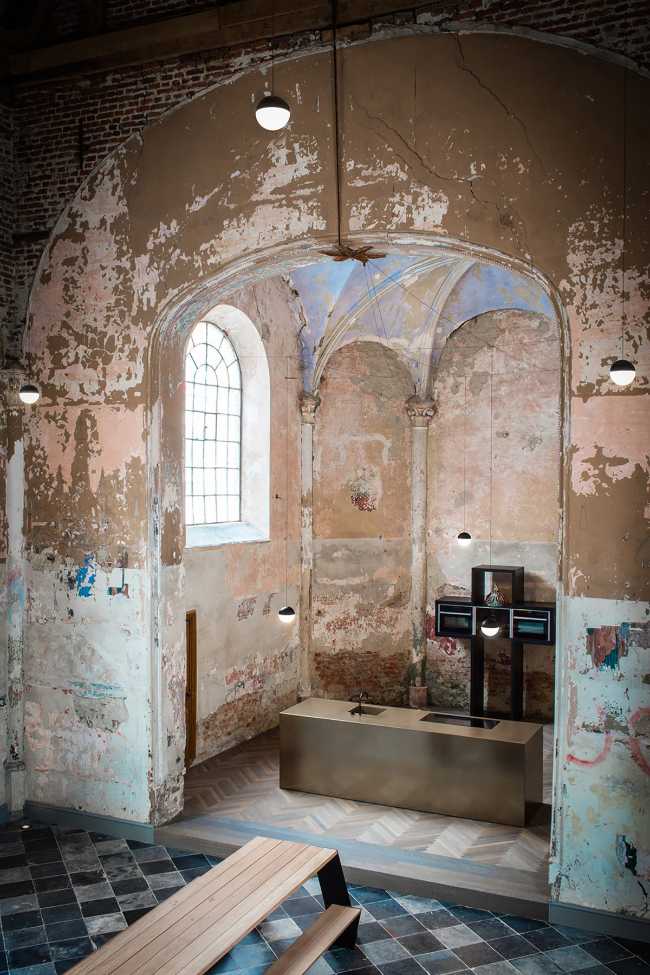 Common areas such as the kitchen are located in the lateral parts of the church