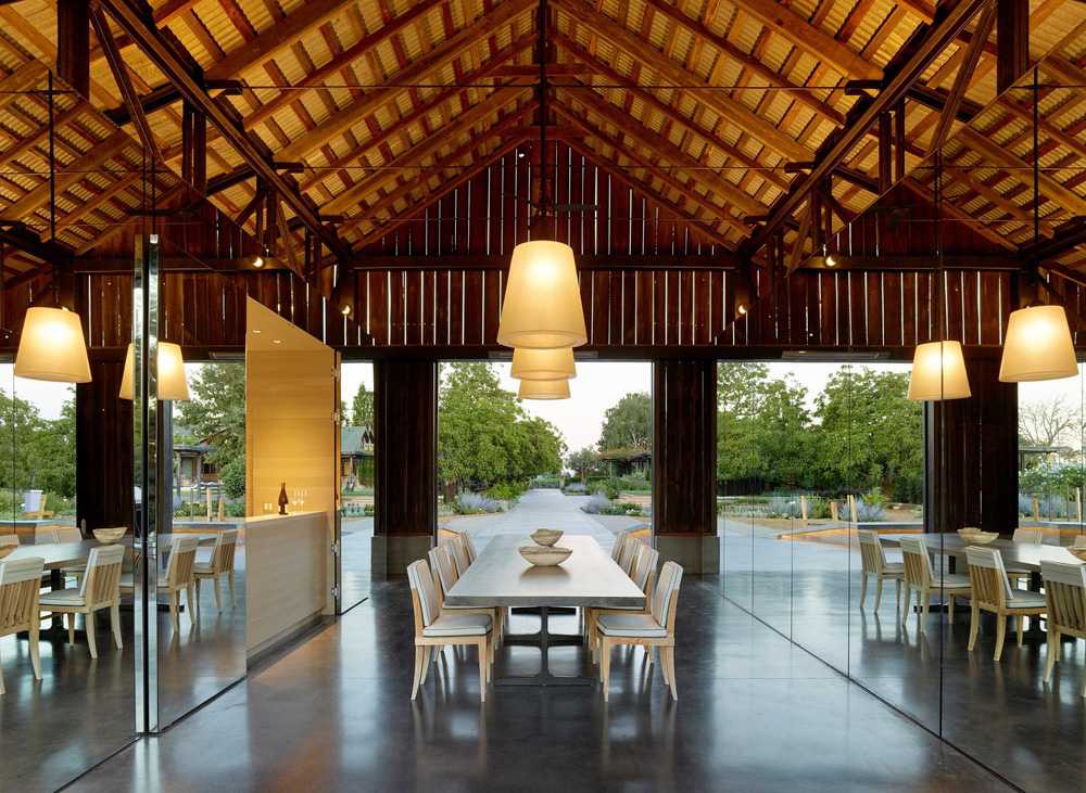 La sala del restaurante con techo de madera