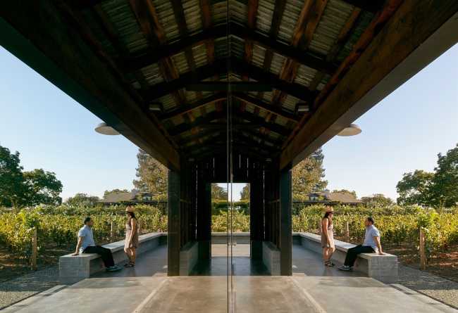 La parte externa con el piso de concreto y el revestimiento de madera