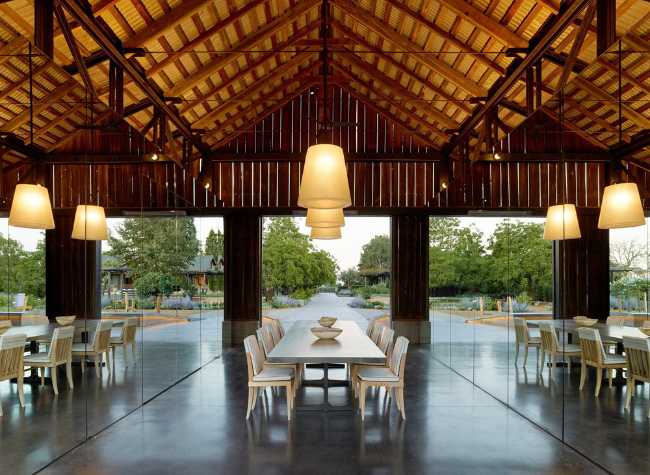 La copertura in legno avvolge tutta la grande sala