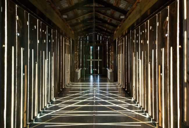 La luz se filtra a través del pasillo de entrada creando un juego de luces