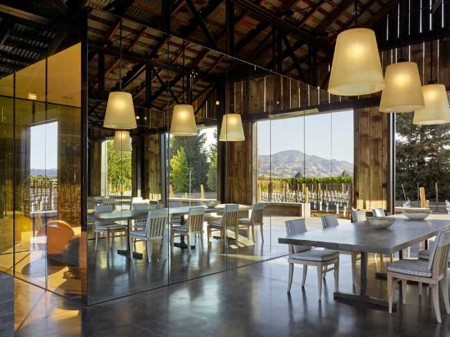 Muebles de madera, una gran ventana y piso de cemento para el interior de la habitación