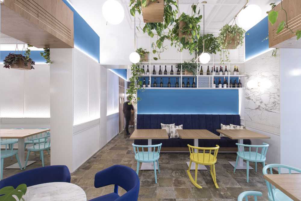 sala ristorante con sedie colorate