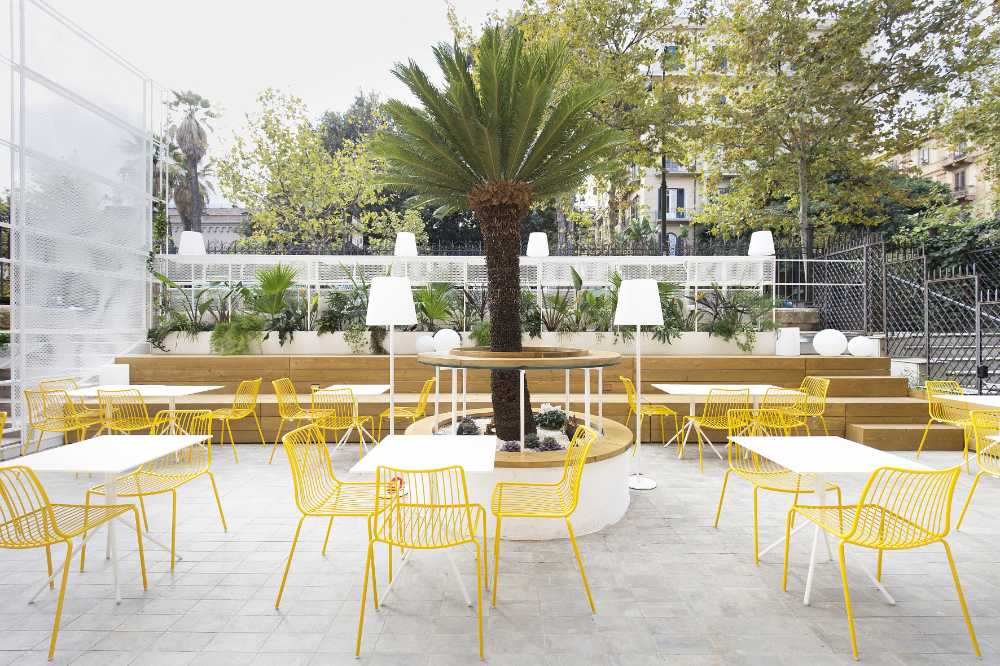 sala ristorante con sedie colorate