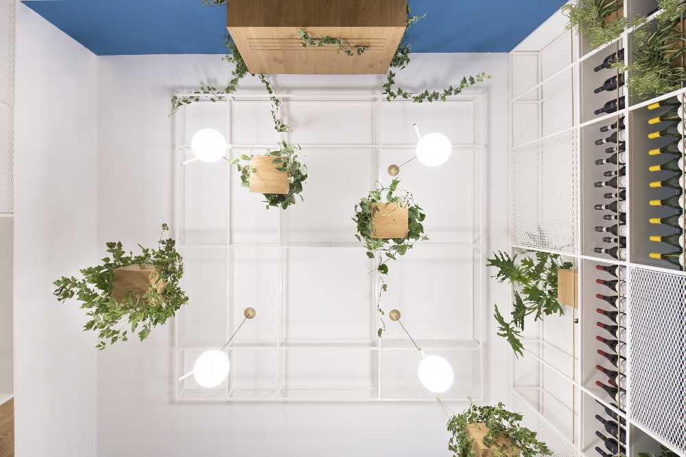 sala ristorante con sedie colorate