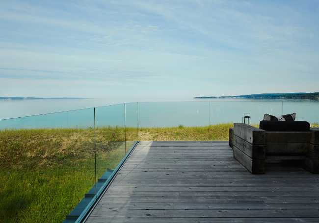 The glazed balustrade of the terrace