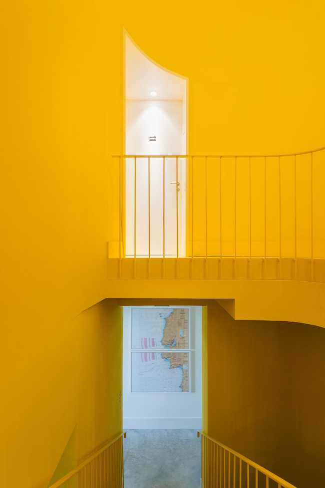 caminos y paredes de escaleras amarillas