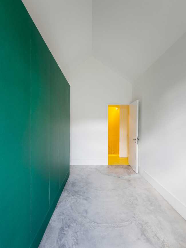 En el dormitorio y la pared del baño verde