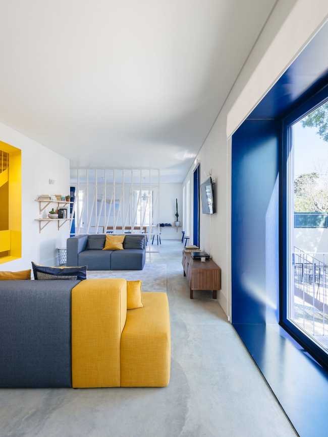 La sala de estar con ventanal