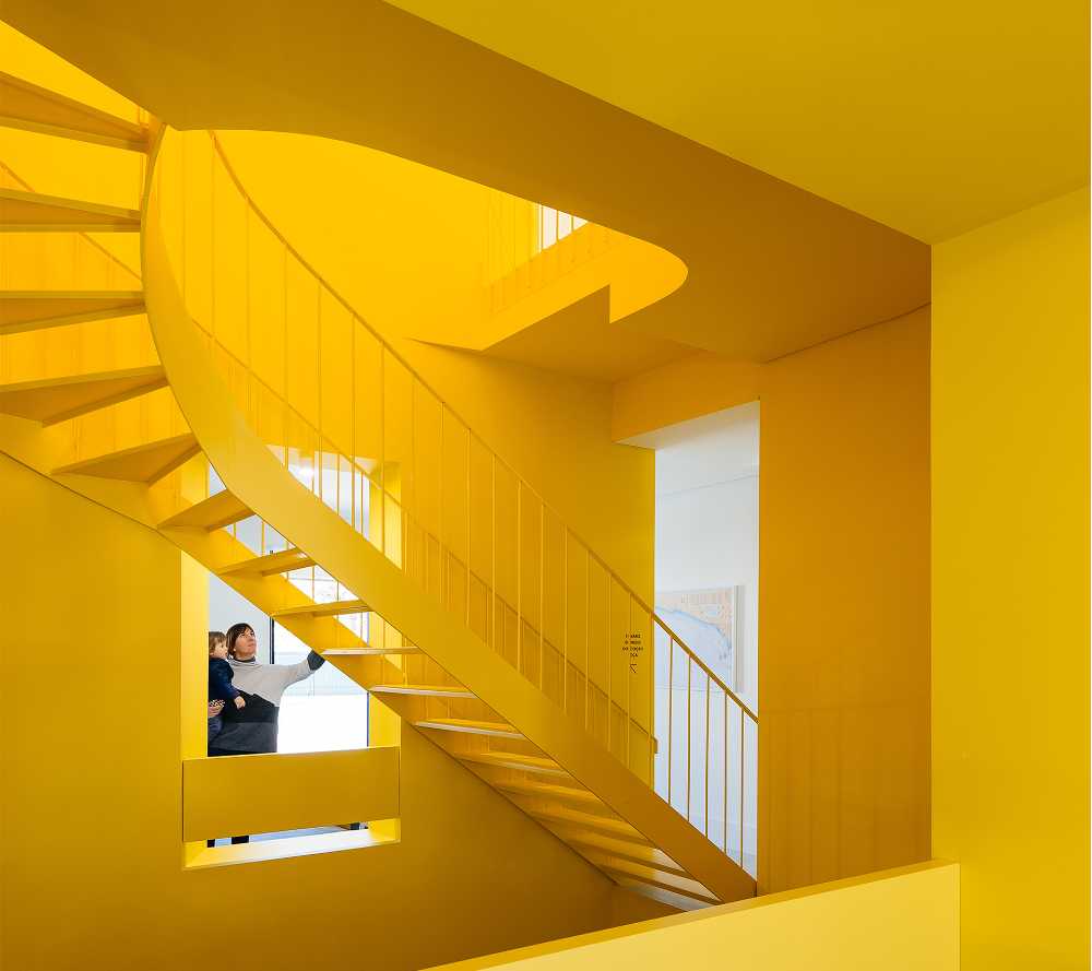 Particolare del vano scala in giallo