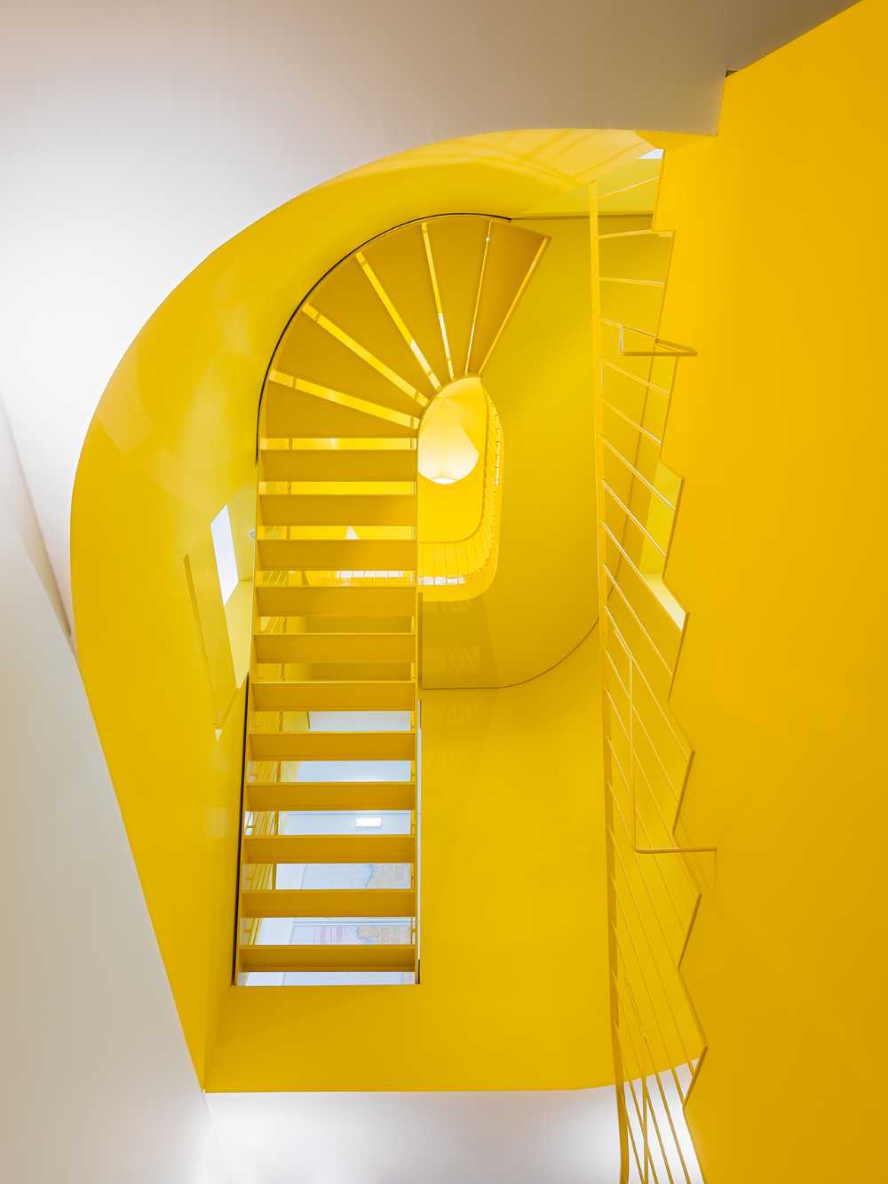 Particolare del vano scala in giallo