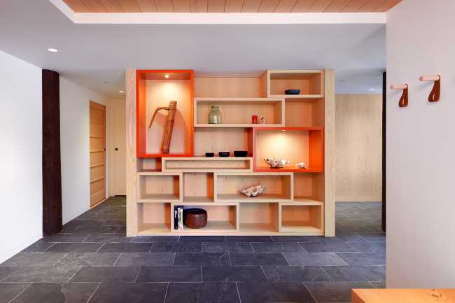 Un gabinete de madera clara funciona como una partición