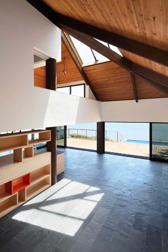 En la sala de estar con doble volumen y techo inclinado