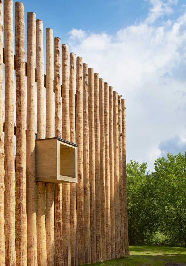 The wooden palisade that covers the existing facades