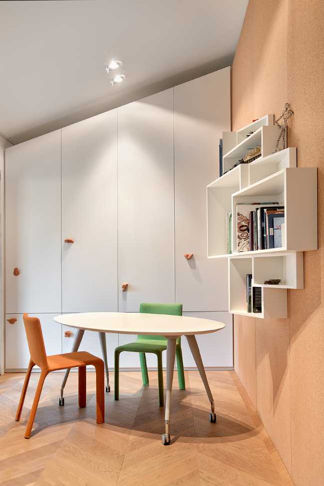 Nella cucina si trova un piccolo tavolo e delle scaffalature su misura