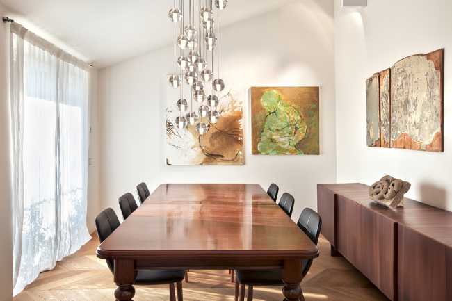 La zona living si affaccia sull'esterno con un ampia vetrata