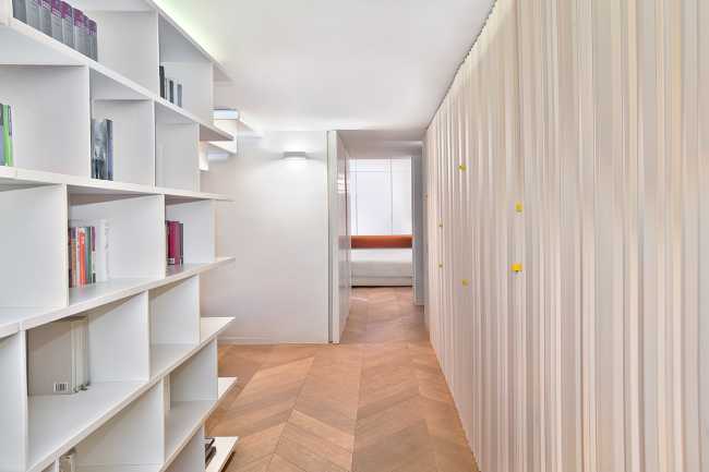 Una tenda nel corridoio nasconde un scaffalatura