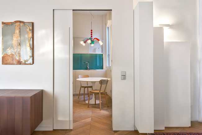 La cucina si separa dal living grazie ad una porta scorrevole