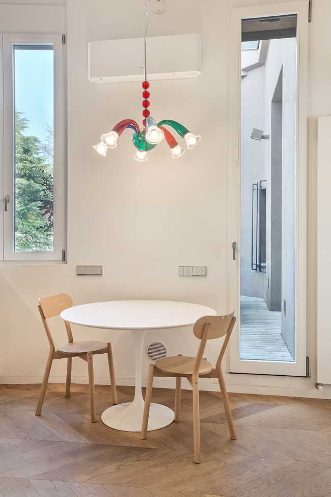 La cucina ha un accesso diretto alla piccola terrazza