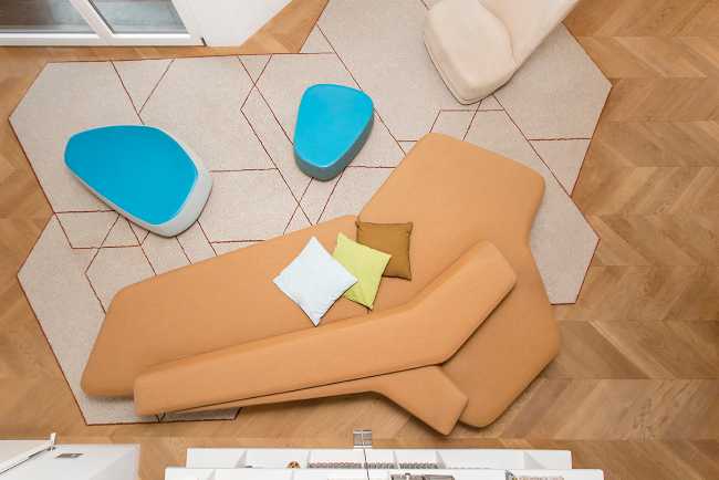 Il divano come i pouff e il tappeto sono disegnati su misura