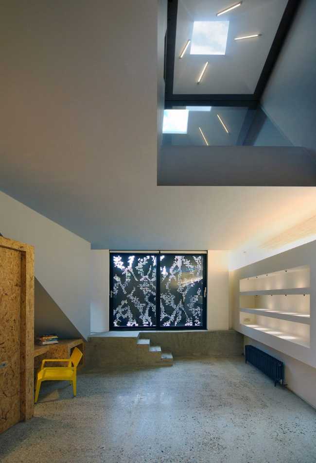 Lo studio al piano inferiore con pavimento alla veneziana