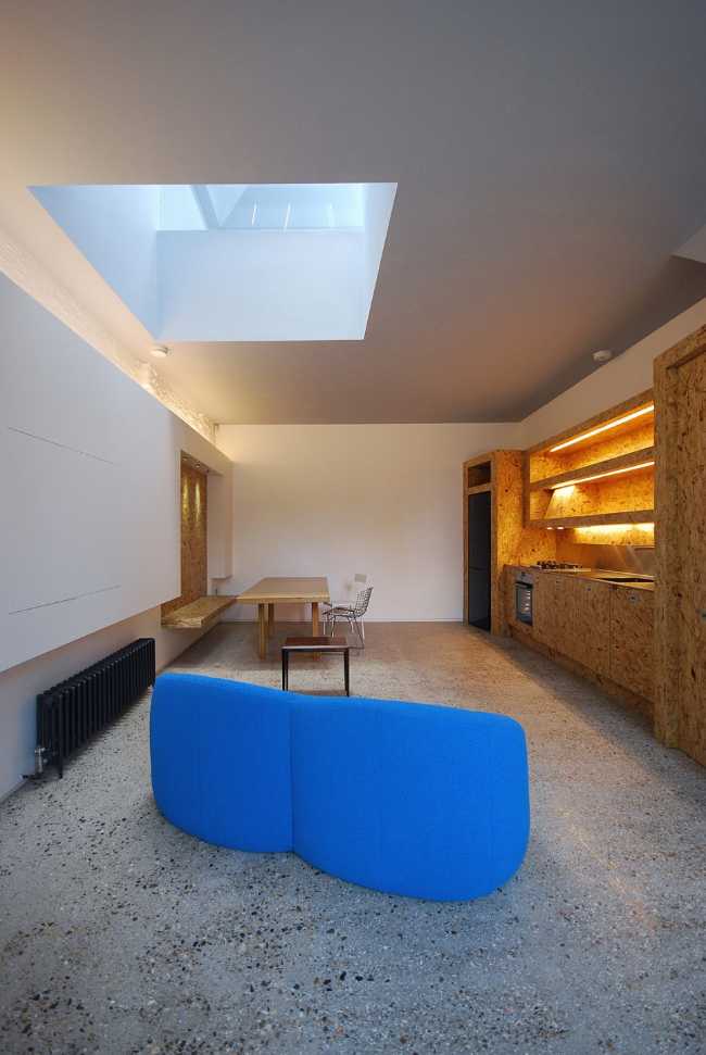 Il divano blu in contrasto con i toni neutri