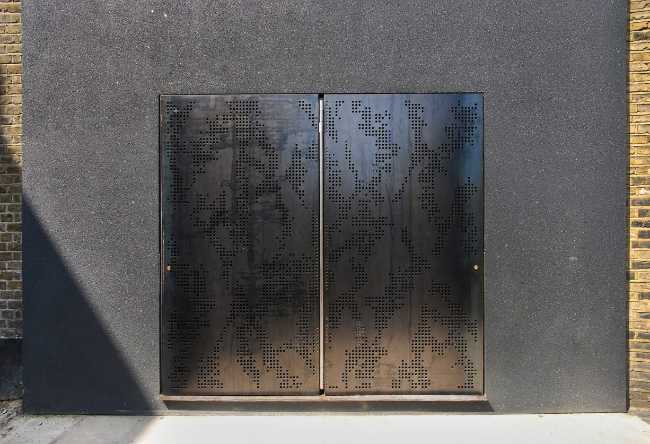 L'ingresso alla casa attraverso al lamiera forata