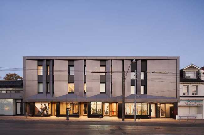 Suites residenciales y tiendas en el edificio Broadview Terraces