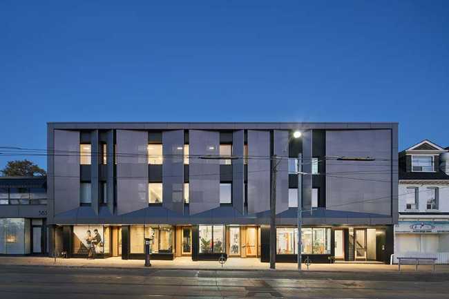 Suites residenciales y tiendas en el edificio Broadview Terraces