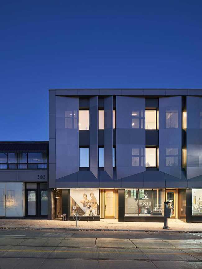 Suites residenciales y tiendas en el edificio Broadview Terraces