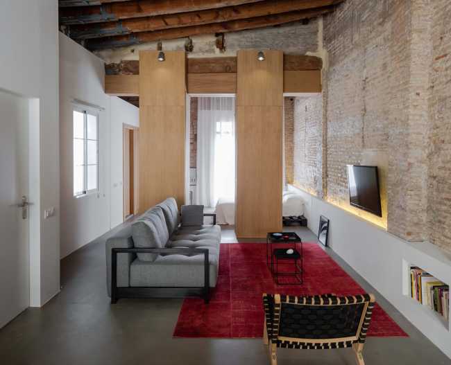 Il salotto minimalista con il pavimento grigio