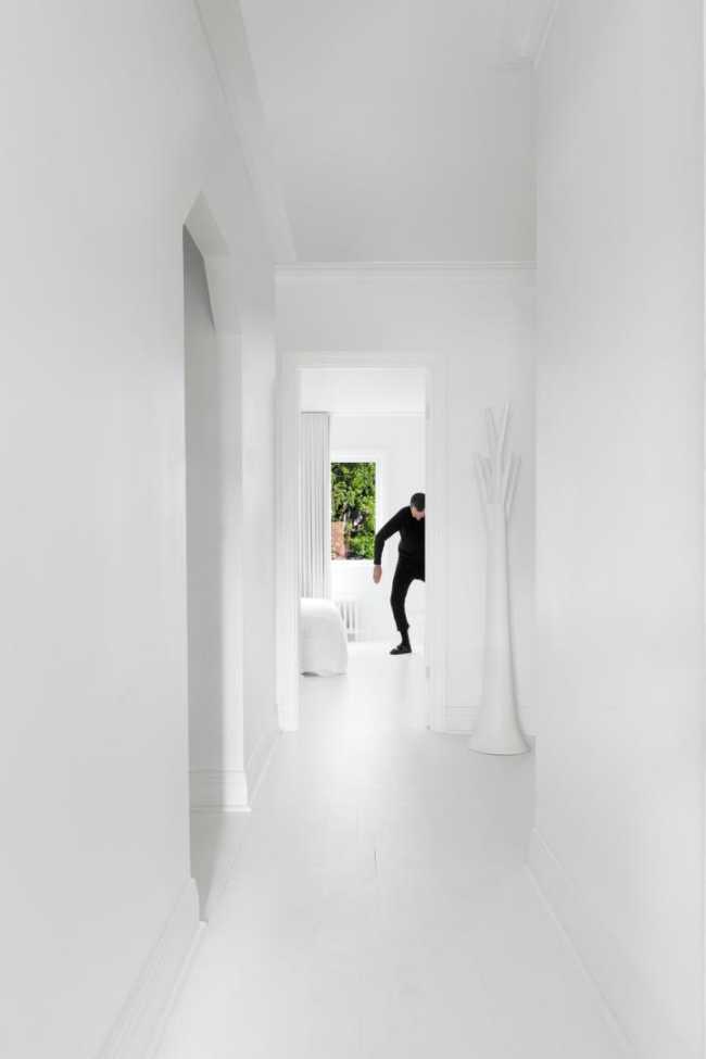 Opere d'arte completamente bianche nel corridoio bianco