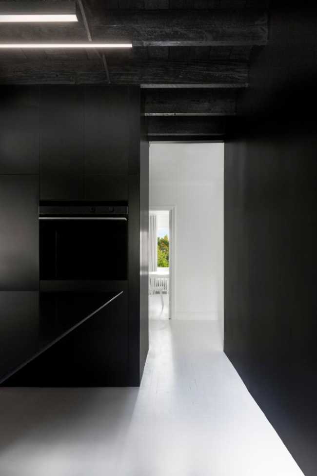 Le pareti nere in contrasto con il pavimento bianco