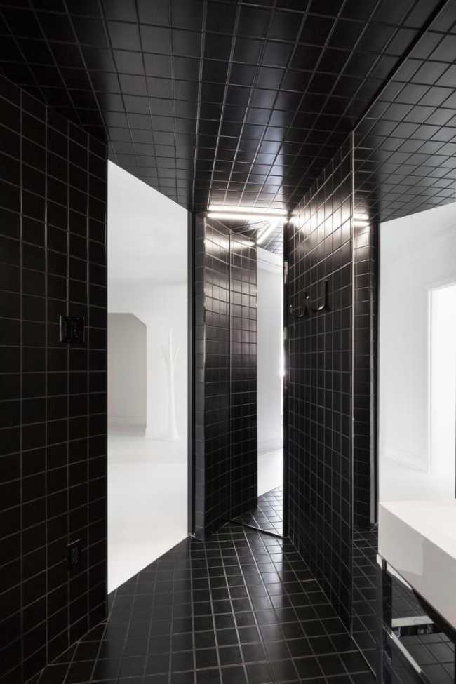 I muri neri obliqui movimentano lo spazio