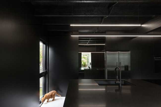 Il tetto a travi è stato dipinto di nero con un illuminazione industriale