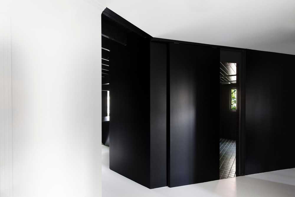 The total white corridor with works of art