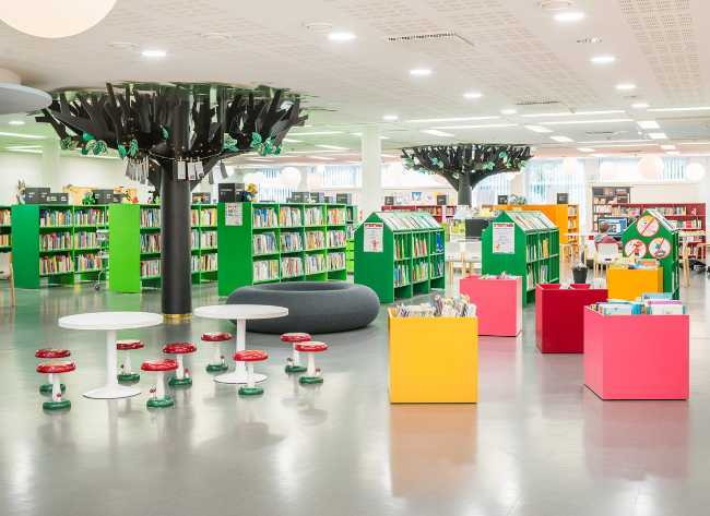 biblioteca bambini con alberi finti