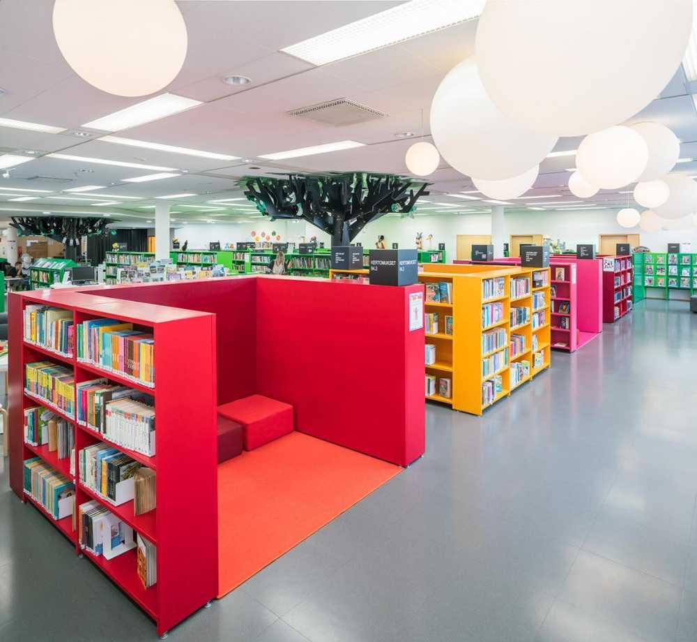 biblioteca con coloridos módulos de biblioteca