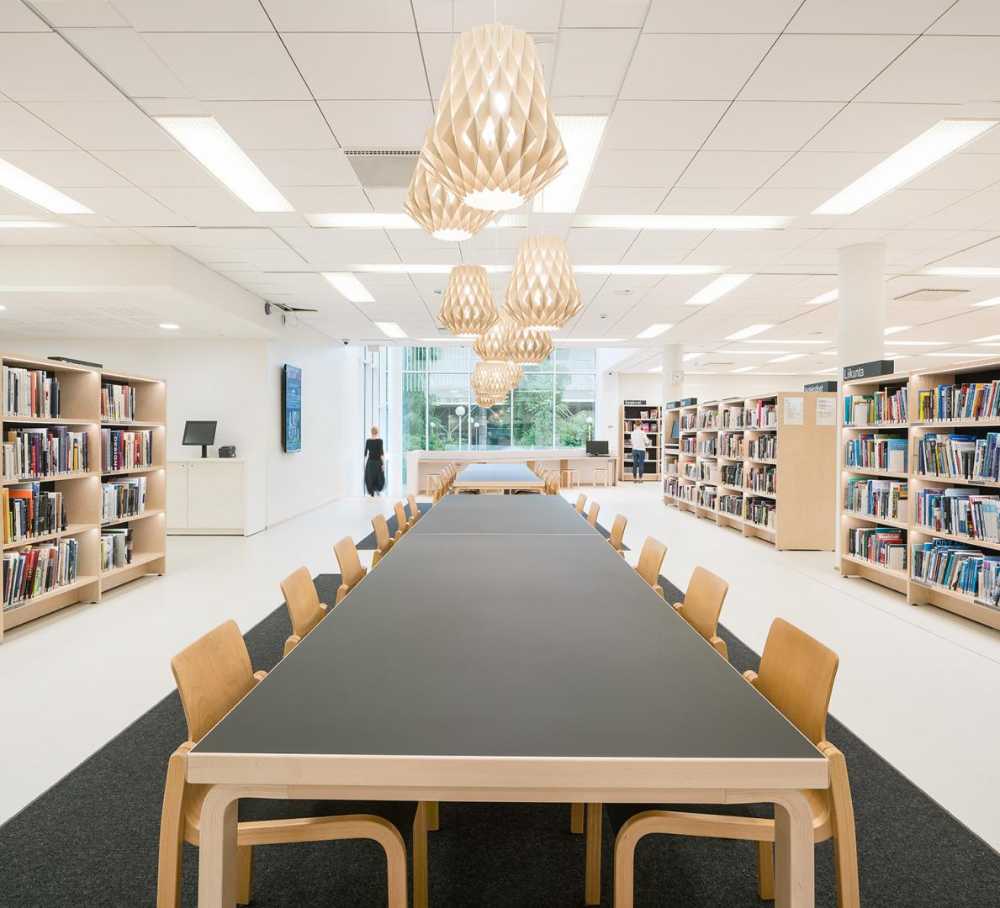 biblioteca con coloridos módulos de biblioteca